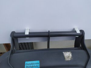 Platte einfach mit den Händen anhand der Klips auf die Scharniere stecken. Sie ist dabei klappbar und doch stabil