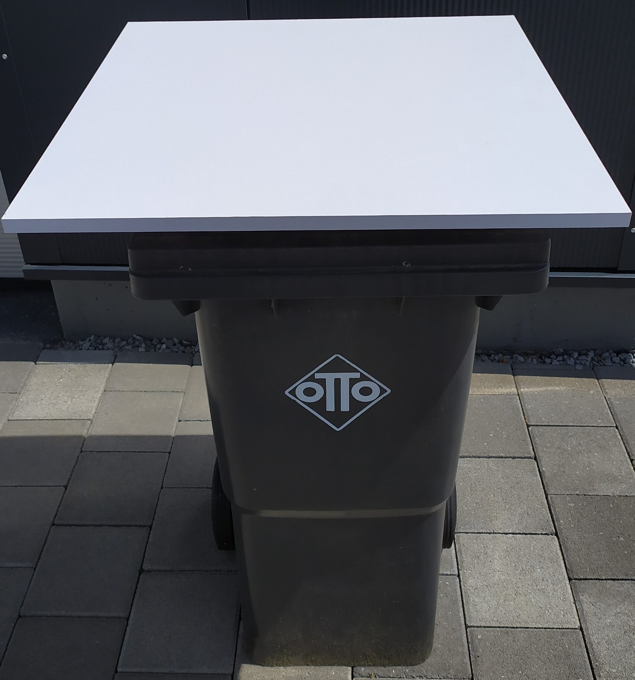 stabile und einfach anzubringende Platte der Marke Leicht Küchen in der Größe 60cm x 60cm